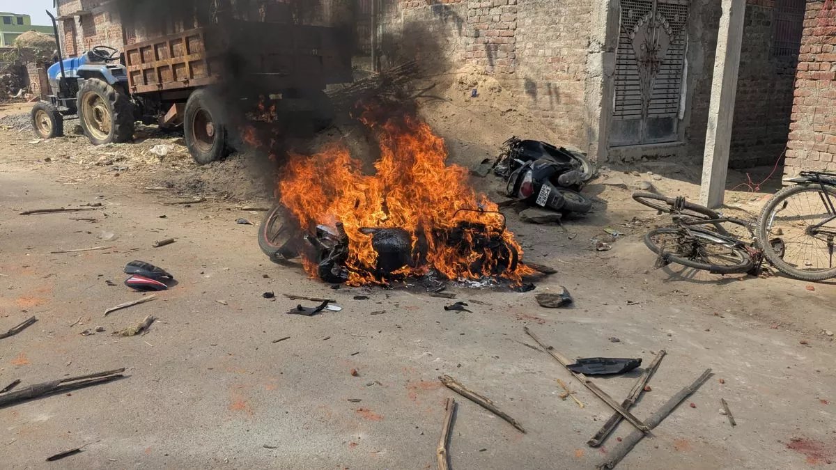 Hazaribagh News: Clashes Erupt on Mahashivratri, Two Communities Face Off; Stone Pelting and Three Vehicles Set on Fire