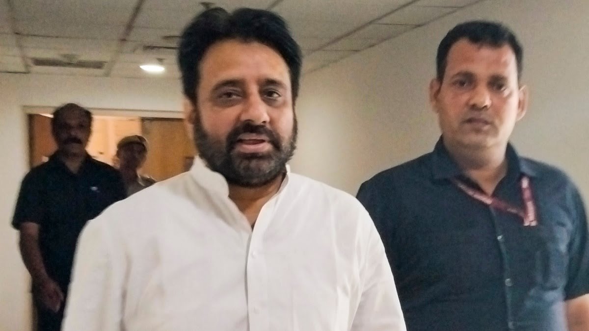 Amanatullah Khan’s troubles increase: Delhi Police conducting raids to arrest the Okhla AAP MLA.