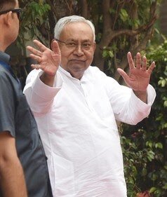 CM नीतीश पर राष्ट्रगान अपमान का आरोप, मुजफ्फरपुर कोर्ट में शिकायत दर्ज