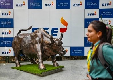 शेयर बाजार में ब्रेक: सेंसेक्स 78000 के नीचे, निफ्टी भी लाल निशान पर
