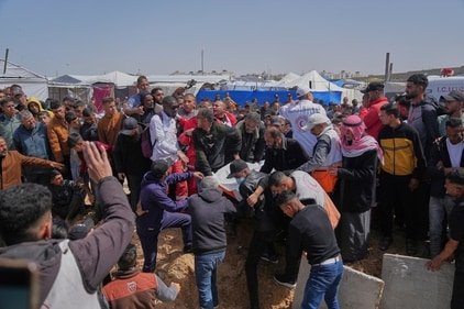 इजरायली सेना ने गाजा में स्वास्थ्य कर्मियों को मारकर सामूहिक कब्र में दफनाया, संयुक्त राष्ट्र ने की निंदा