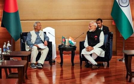 PM मोदी और यूनुस की मुलाकात पर बांग्लादेश की सियासत में उबाल, शेख हसीना के प्रत्यर्पण पर बयानबाज़ी से विवाद
