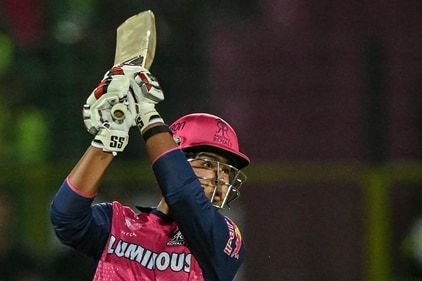 IPL डेब्यू पर वैभव सूर्यवंशी ने संजू सैमसन के बल्ले से जड़ा सिक्स, कसम खाकर ठुकराई ये डिमांड!