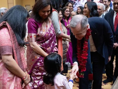 जस्टिन ट्रूडो के जाने के बाद बदला कनाडा का माहौल, रामनवमी पर हिंदू मंदिर पहुंचे नए पीएम मार्क कार्नी