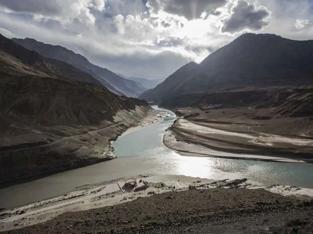 “भारत ने सिंधु जल संधि की अस्थायी समाप्ति का ऐलान, PAK को दो टूक संदेश: अब पुराने नियम नहीं चलेंगे”