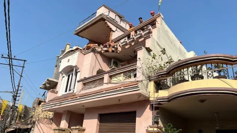 भारत-पाकिस्तान में बढ़ा तनाव: एयर स्ट्राइक, ड्रोन अटैक और भारी सुरक्षा व्यवस्था