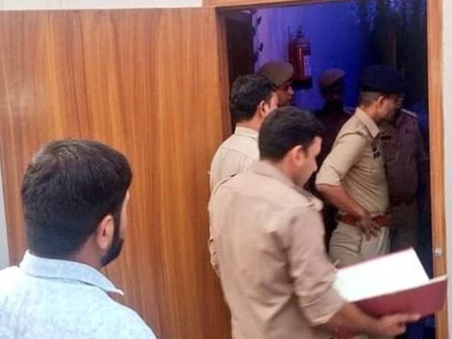 अलीगढ़: होटल में 8वीं की छात्रा और टीचर की संदिग्ध मौत, प्रेम-प्रसंग से जुड़ा मामला आया सामने