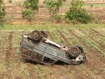 बुरहानपुर हादसा: तेज रफ्तार बोलेरो की टक्कर से बाइक सवार की मौत, खेत में पलटी गाड़ी
