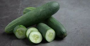 खीरे के साथ भूलकर भी न खाएं ये 5 चीजें, वरना बिगड़ सकता है पाचन तंत्र