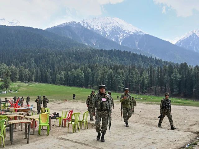 पहलगाम आतंकी हमले में बड़ा खुलासा: 3 सैटेलाइट फोन, 3 घाटियों की रेकी और 20 ओवरग्राउंड वर्कर गिरफ्तार